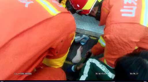 小男孩脚被扶梯牢牢卡住 泰安消防紧急救援