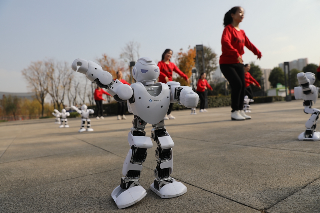 成都网红锦城湖惊现“人机共舞” 萌新机器人舞姿吸睛无数