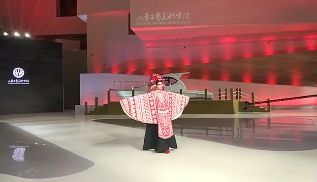 35秒| 时尚融合传统 “别样”中国风走秀亮相山东美术馆