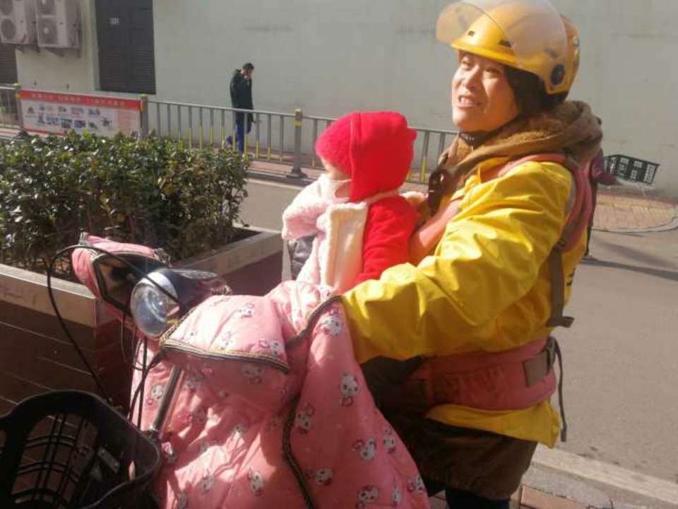 为挣救命钱，“袋鼠妈妈”背着两岁娃在济南送外卖