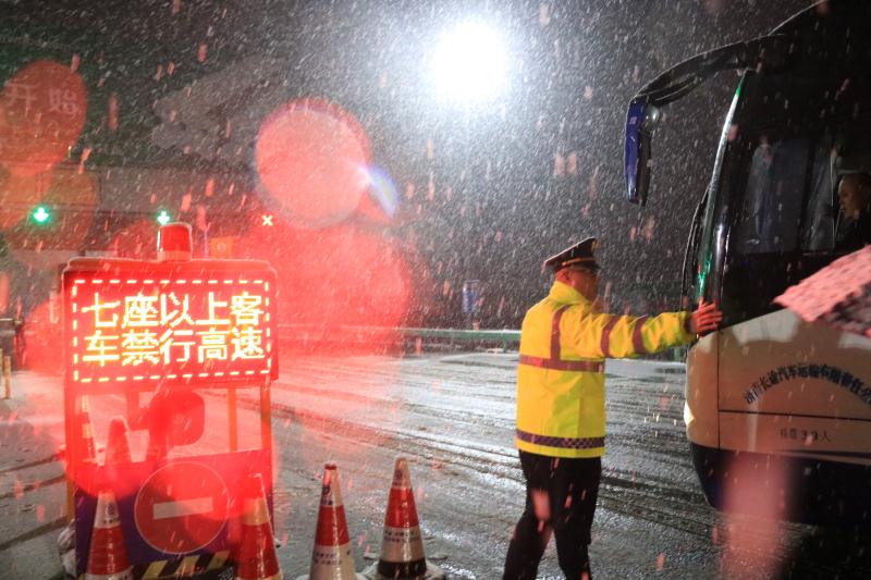 今冬初雪 齐鲁交通力保所辖路段安全畅通