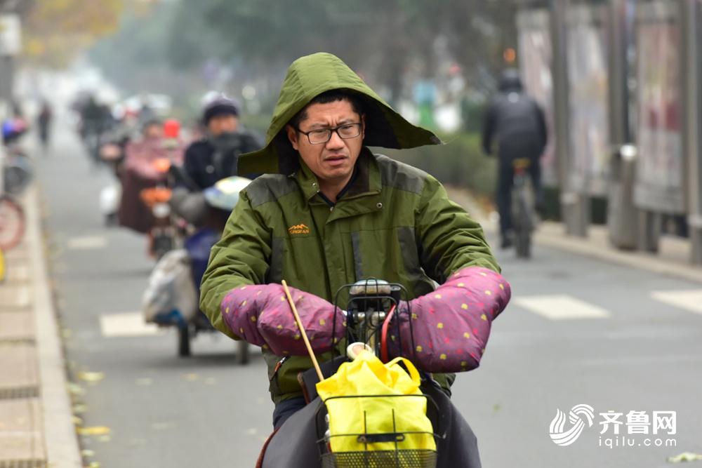 寒风拂过脸庞,市民的微表情,即可让人感知今天到底有多冷.