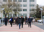 过马路先按灯！ 潍坊城区22处斑马线启用按键式人行横道信号灯