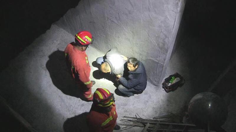 男子失足坠入3米深电井 枣庄消防紧急救援