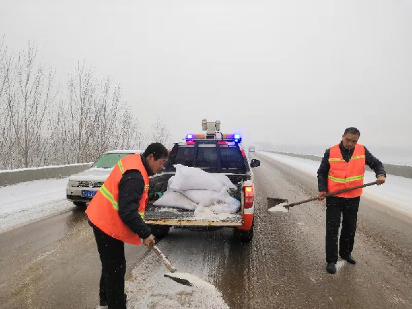 临沂390多公路人连夜抛洒融雪剂和防滑沙保证国道安全畅通