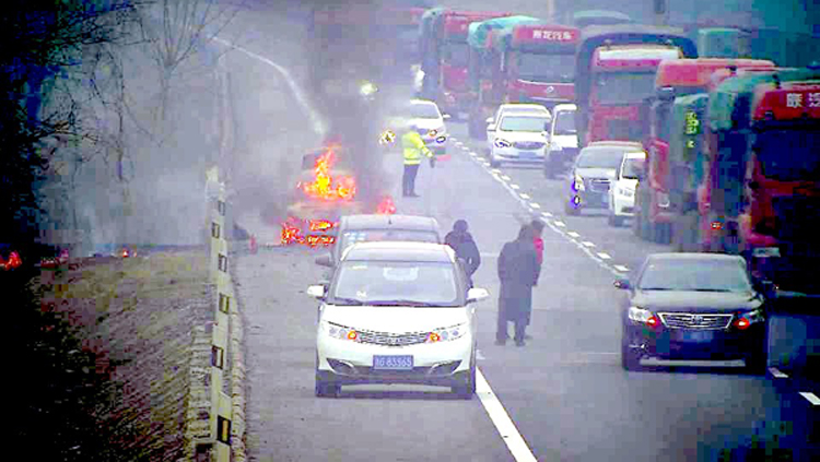 60秒丨泰新高速一轿车发生自燃 过路驾驶员自告奋勇帮灭火