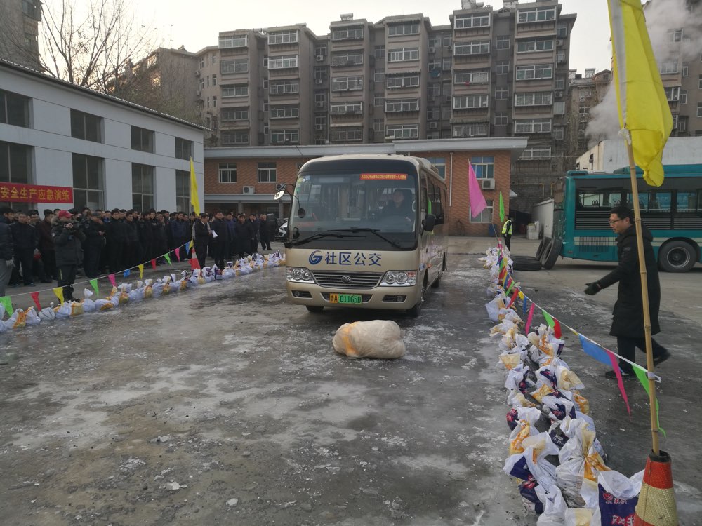 济南公交“苦练”冰上防滑技能  市民冬季乘车更安心