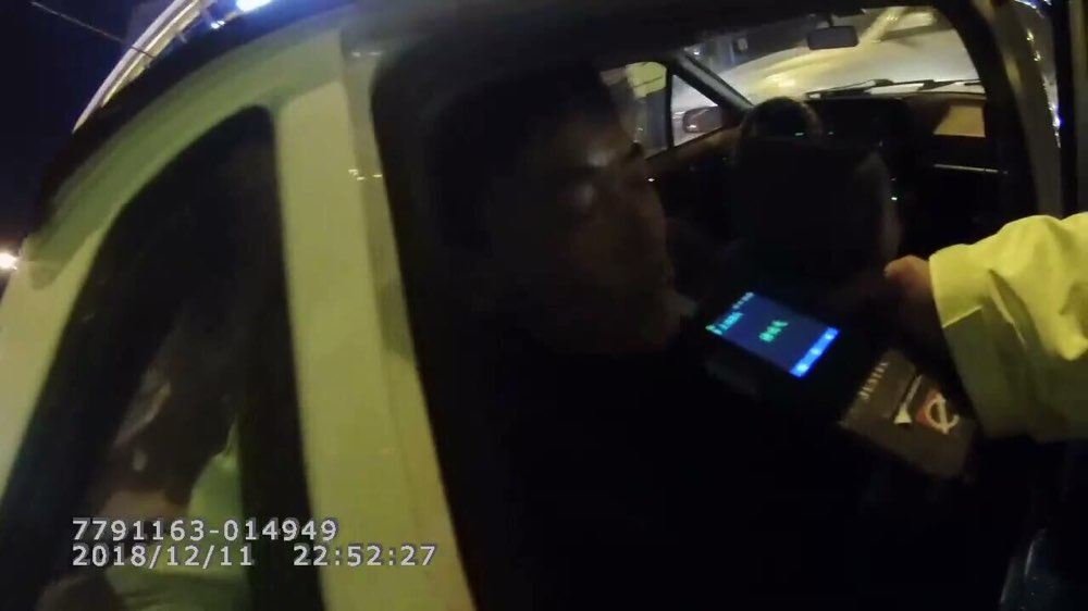 酒驾司机拉病号被查，好险！济南市中交警忙开道送医，好暖！
