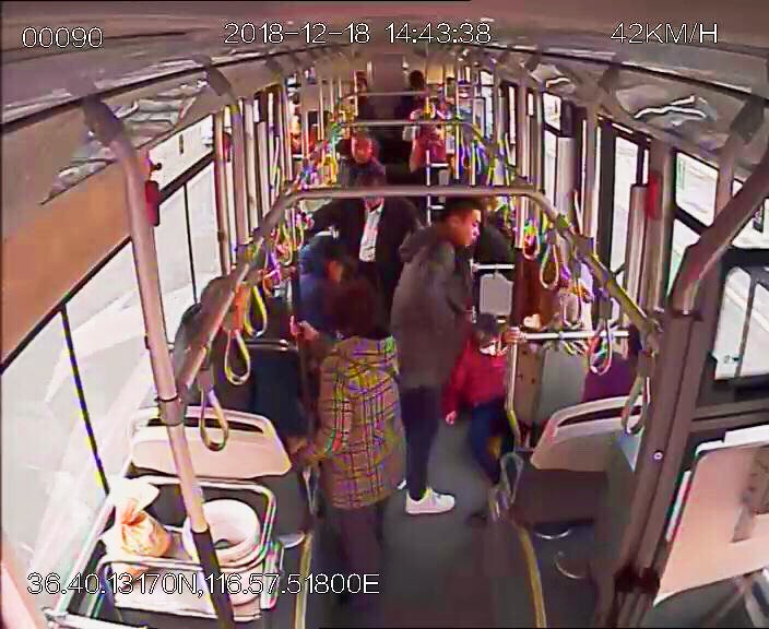 乘客晕倒！济南公交司机与乘客齐救援，公交车秒变“救护车”