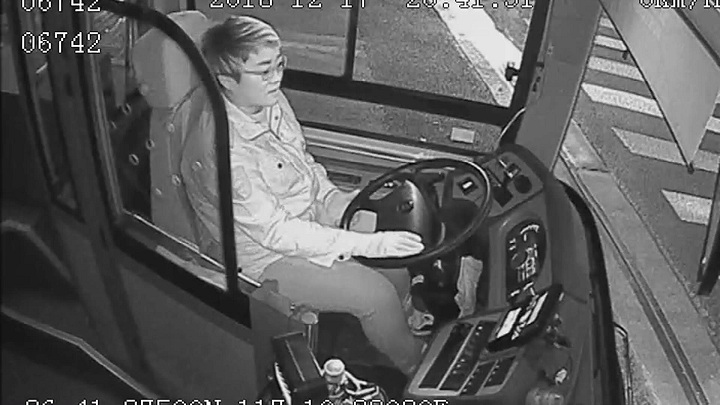 39秒｜点赞！济南女公交驾驶员开私家车将老人送回家