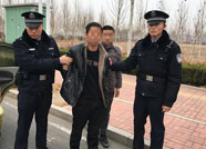 涉嫌强奸！滨州一男子在法院门口被抓