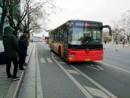 站牌信息未更新致乘客“犯迷糊” 通往潍坊北站的106路公交车该去哪坐？