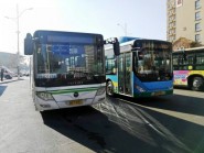 潍坊3路公交车到站“拒开车门” 乘客车外等候被冻坏