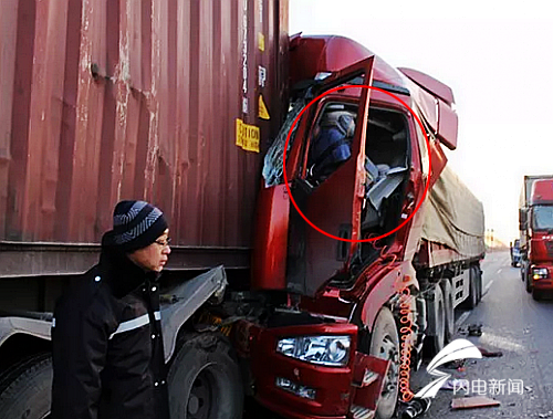 潍坊昌乐2辆半挂车追尾1人被困驾驶室 现场一片狼藉