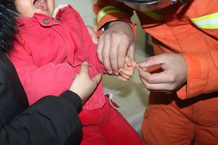 48秒|两岁儿童被铁环卡手哭闹不止 聊城消防成功拆解