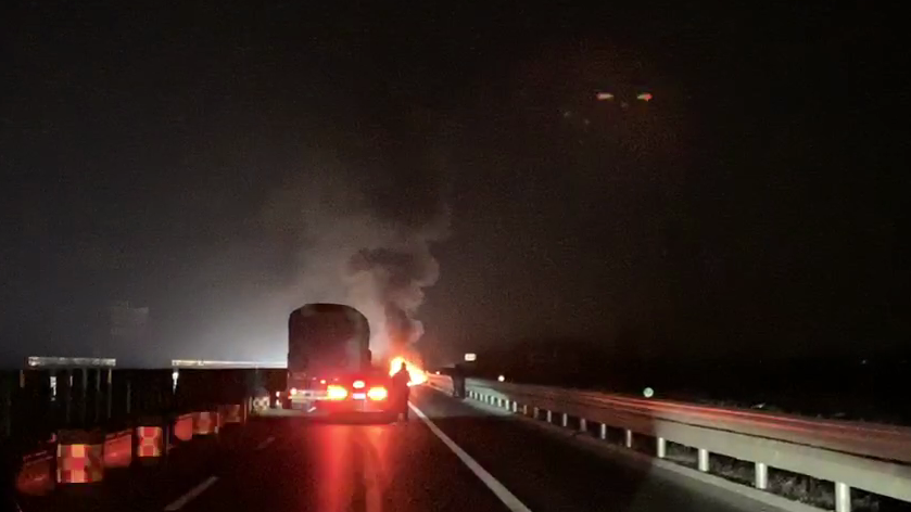 突发！济青高速北线淄博高速口附近小轿车自燃 无人员伤亡