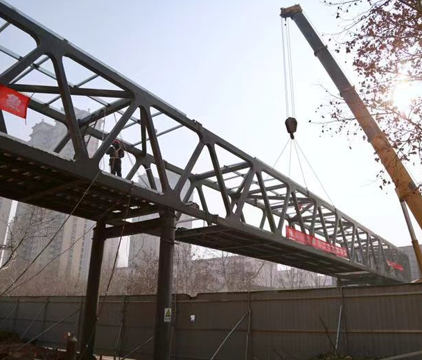 寿光市文圣街过街天桥主跨钢结构吊装焊接今日完工