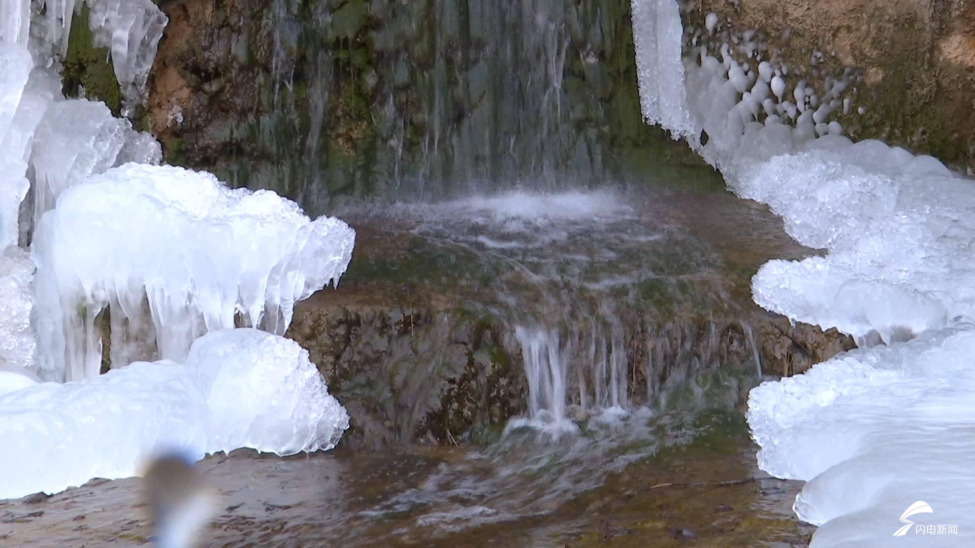 冰瀑,冰挂,冰凌把冬日的龙床水库妆扮得绚丽多姿.