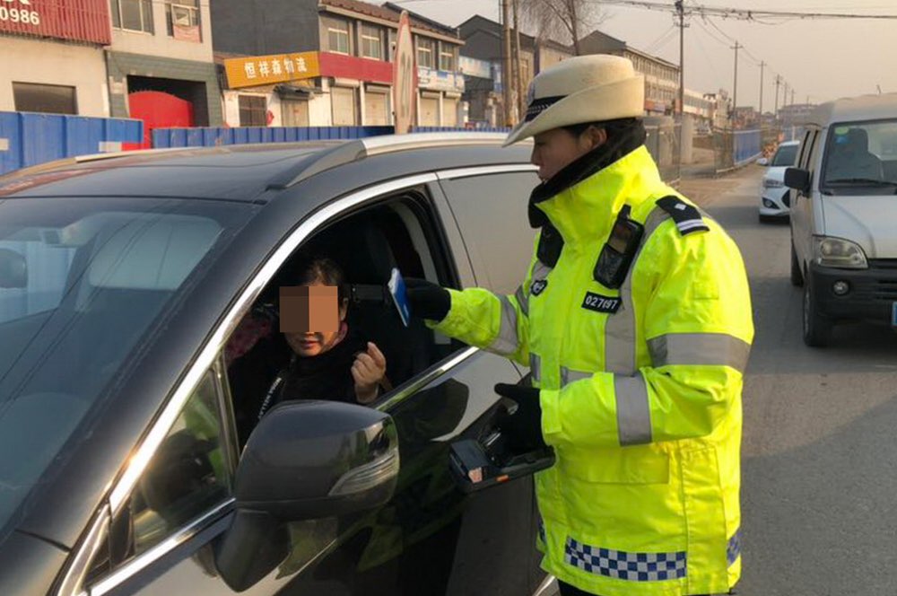 淄博一对夫妻遇交警检查忙换座，女儿说“我爸爸开的车”