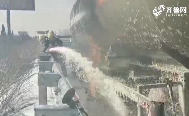 95秒丨32吨二甲苯槽罐车济聊高速自燃 救援人员火速救援