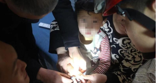 淄博4岁女童手指卡螺丝帽 消防紧急救援