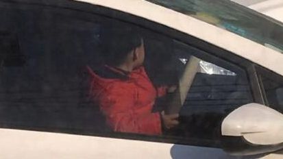 济南幼童手扶方向盘“开车”？车主回应：孩子闹觉自己开车抱着他