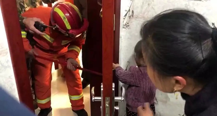 小女孩手指不慎卡进门缝 聊城消防30秒成功解救