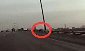 33秒|济南宋庄立交桥一老人跳桥，公交驾驶员下车施救