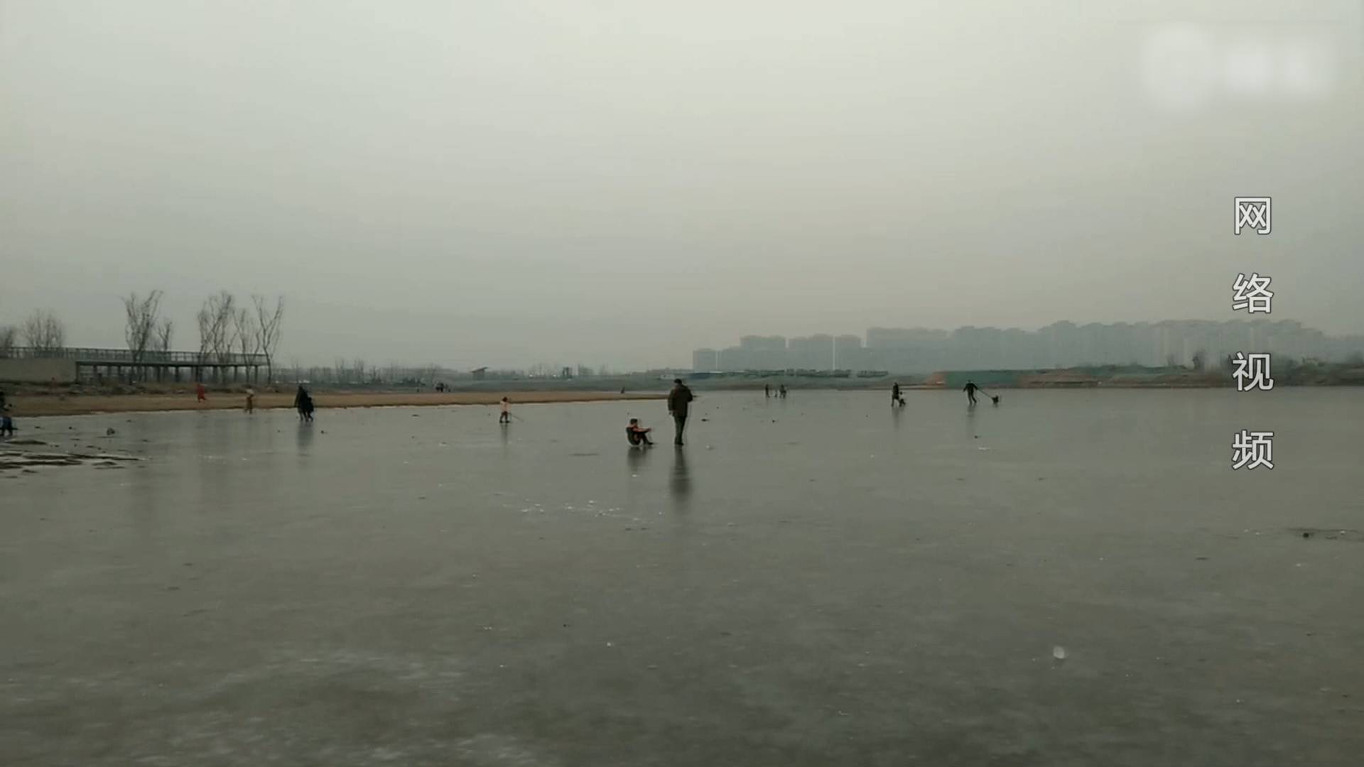 60秒丨危险！济南华山湖有人湖面滑冰 景区未发现管理人员