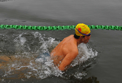 台儿庄古城国际冬泳节开幕 236名国内外选手激烈角逐