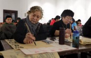 潍坊：新春书法培训班开课啦 书法家手把手教市民写对联