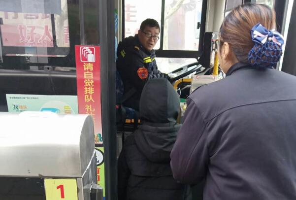 临沂一小学生坐错公交车迷路 BRT站务员暖心救助