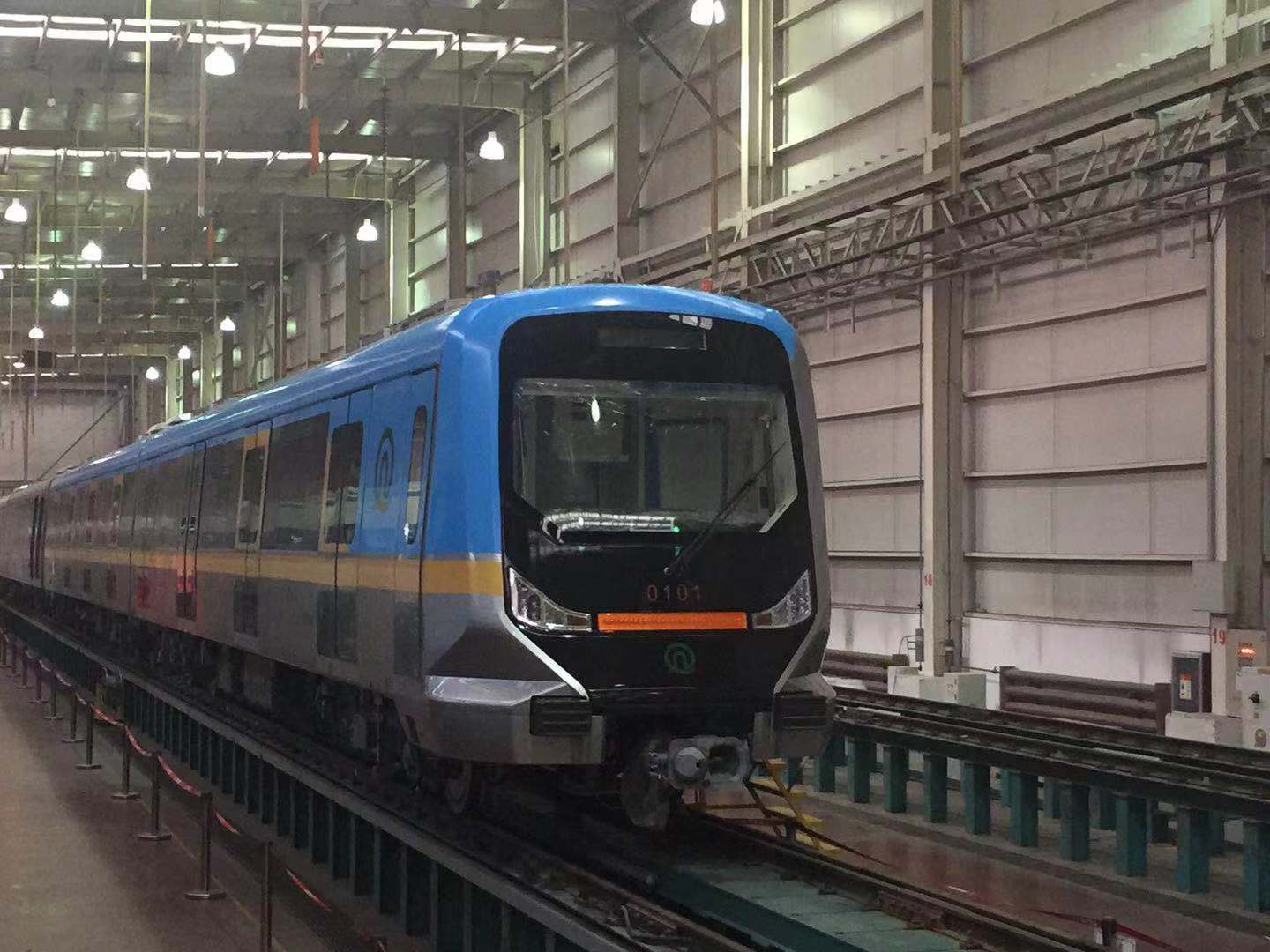 青岛地铁1号线首列车开始调试 初期配备67列车