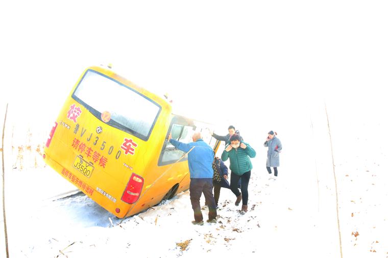 雪天路滑潍坊一校车侧翻路边沟 20余小学生被安全转移