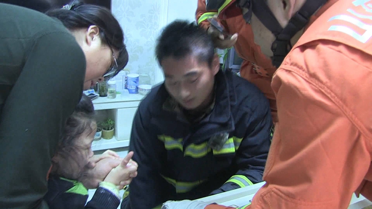 47秒丨枣庄4岁女孩因贪玩手指被桌腿圆孔卡住 消防紧急解围