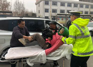 淄博一市民右手被割断 潍坊交警警车开道护送就医