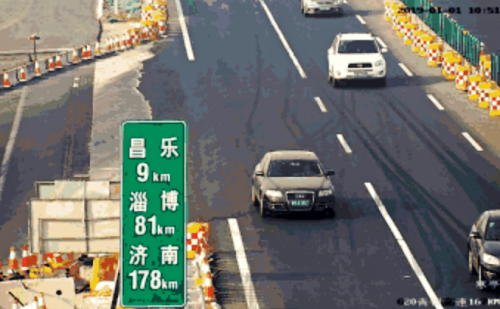 潍坊两辆机动车在高速路上做出“高危动作”12分被扣光
