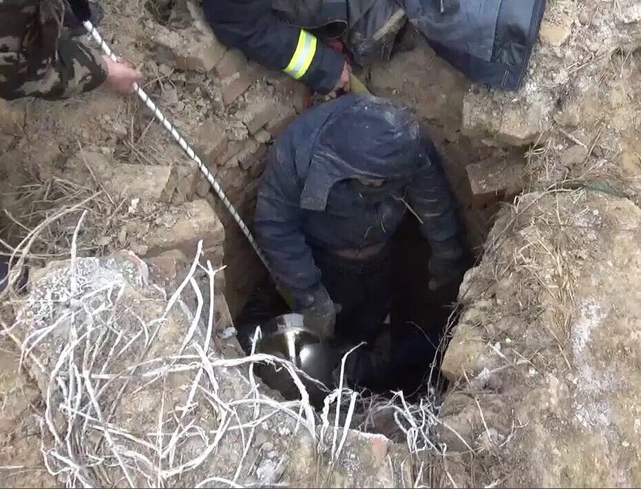 淄博一男子不慎坠入10米深井 消防紧急救援