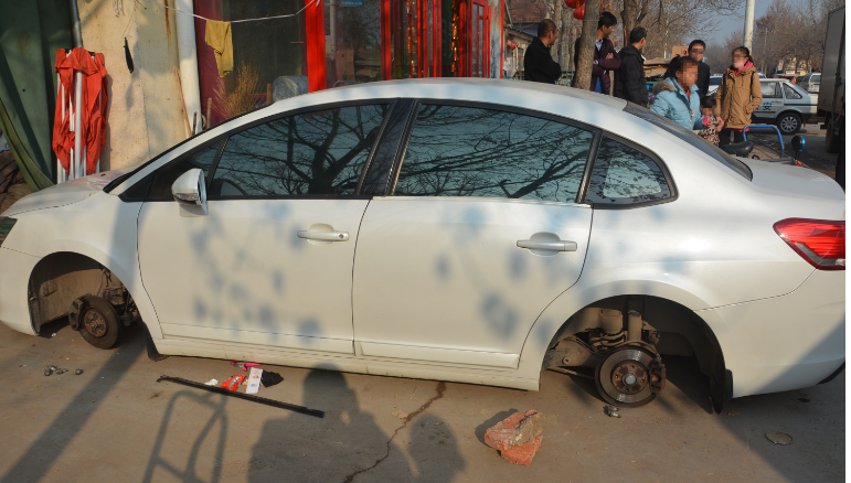 安丘警方破获系列盗窃汽车轮胎及车内财物案