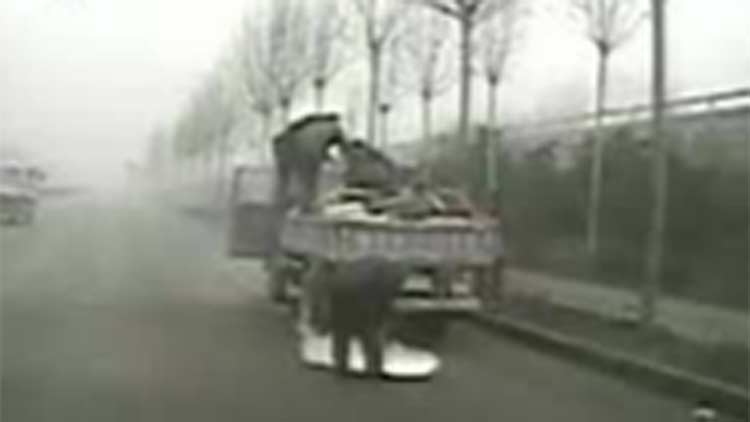 36秒丨农用货车行驶途中突然着火 邹平公交司机及时救援