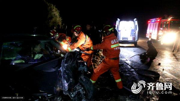 山东日照：两车追尾一人被困 消防成功救援1.jpg