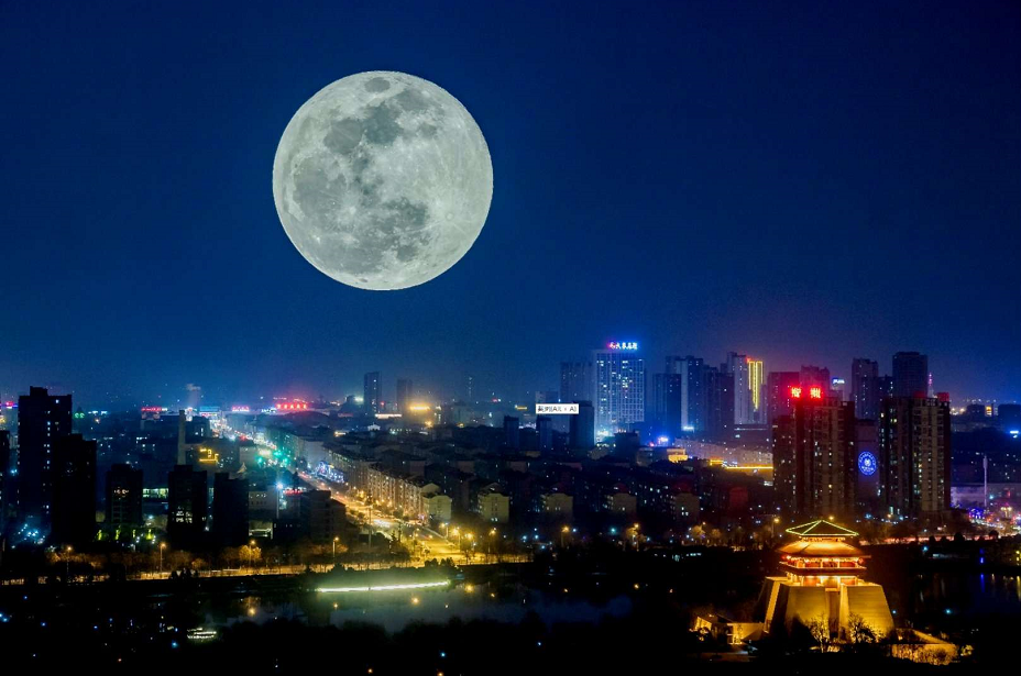 美爆了！“超级月亮”亮相枣庄东湖