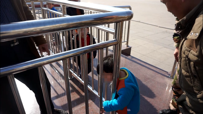 44秒｜远离危险！ 4岁“熊孩子”贪玩头卡广场护栏