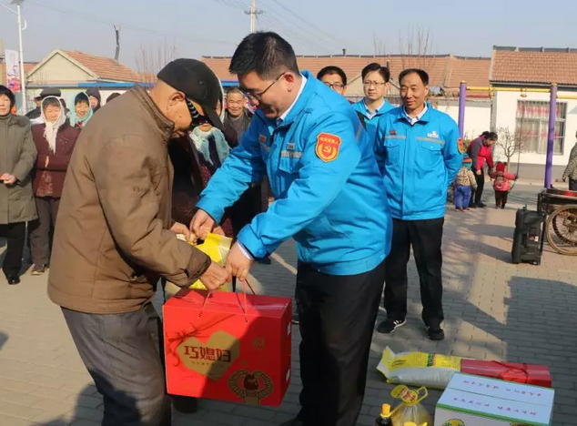 广饶县大码头镇东河口村开展民企帮村同心同行精准扶贫暨民企助力乡村