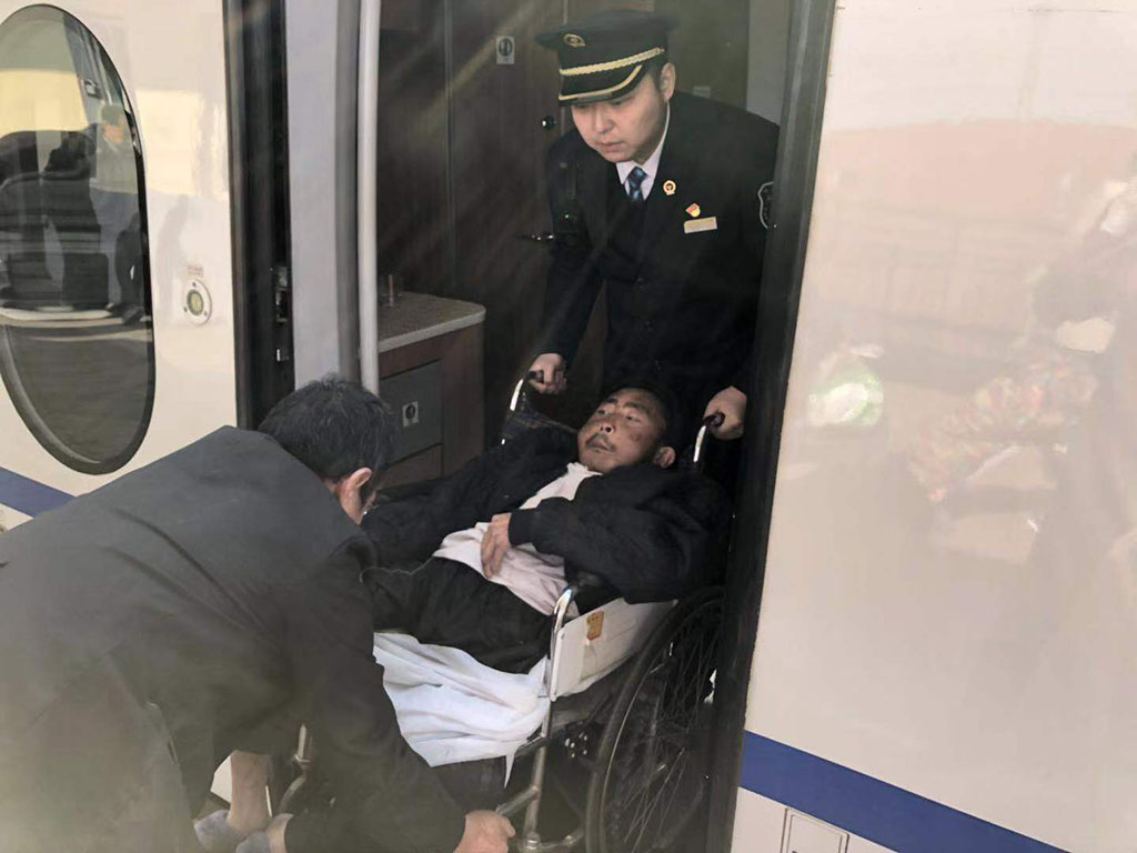糖尿病患者乘轮椅坐高铁 列车长化身“保姆”