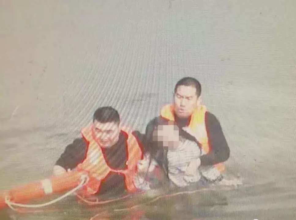 滨州一女子与丈夫闹别扭欲跳湖轻生 民警冰水中将其救起