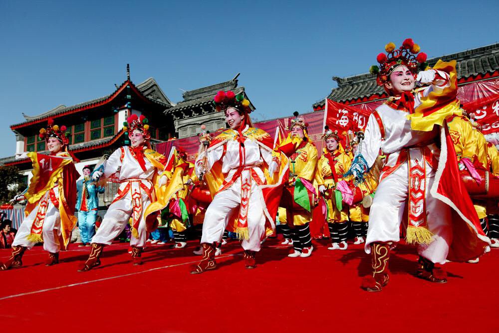 春节假期第四天，济南登山祈福、民俗庙会备受欢迎