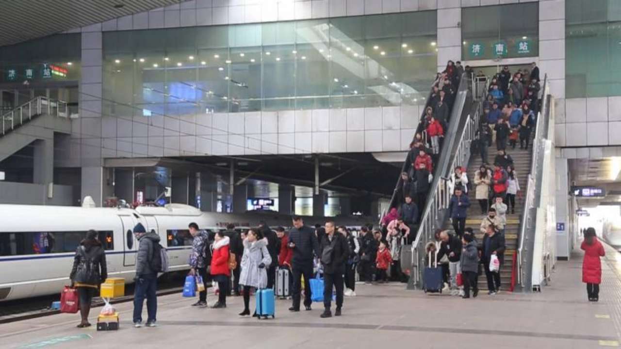 济南火车站迎来客流高峰 今天发送旅客6.5万人次