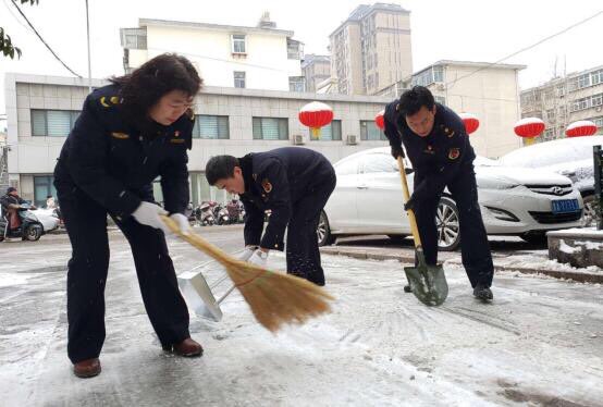 全民清雪动起来！济南城管动员上千家商铺自发扫雪除冰