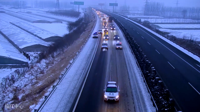43秒丨霸气！聊城高速警车踏雪开道 护送3000余过境车辆平安驶离